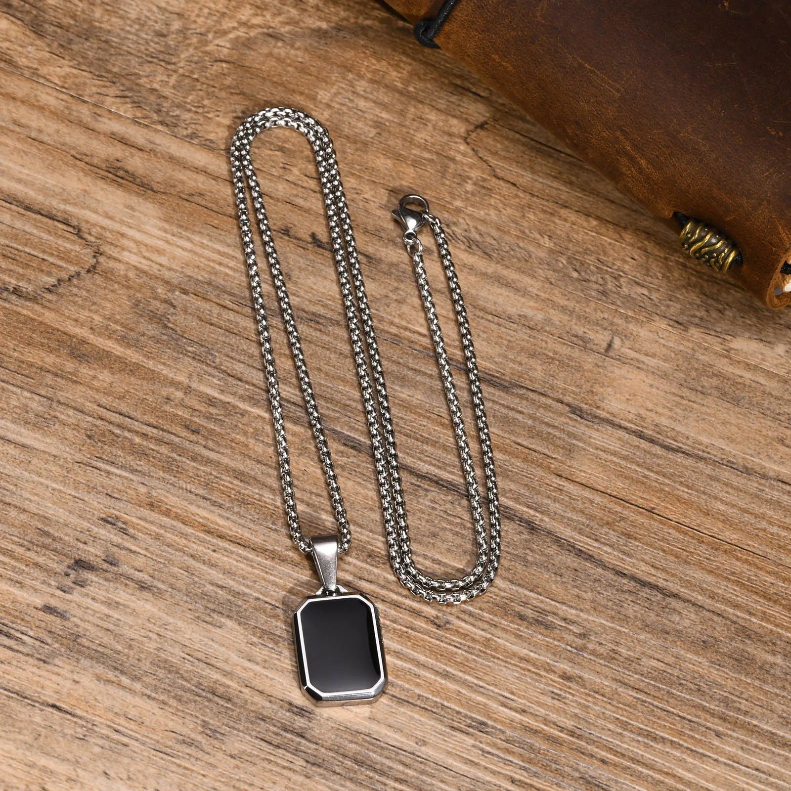 Colares casuais de esmalte preto para homens, colar com pingente quadrado de aço inoxidável à prova d'água, colar masculino simples da moda, presente de joia
