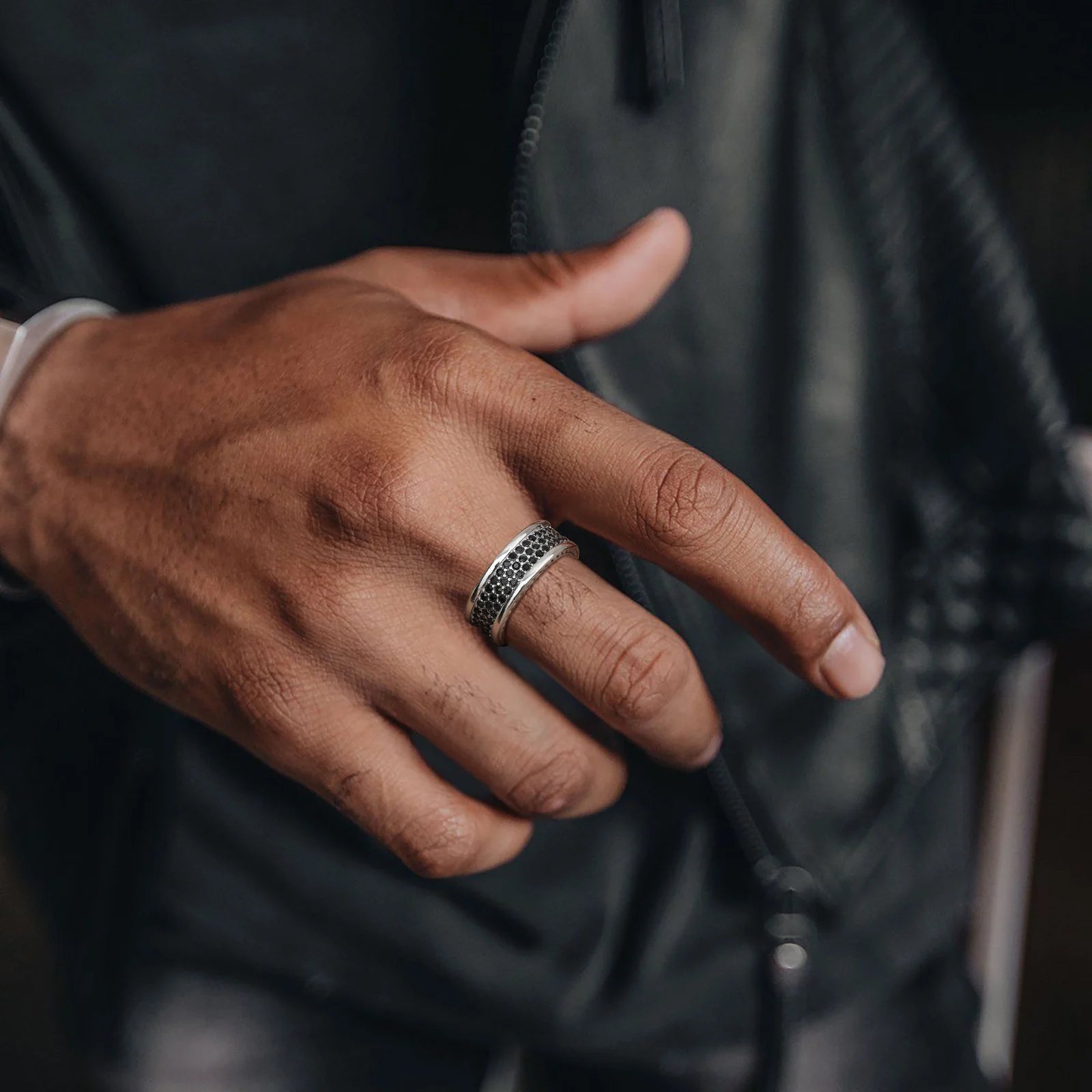 Anel de pedras cz pretas vnox 8mm para homens meninos, faixa de dedo com borda texturizada torcida grossa, presente de joia masculina legal e elegante para uso diário