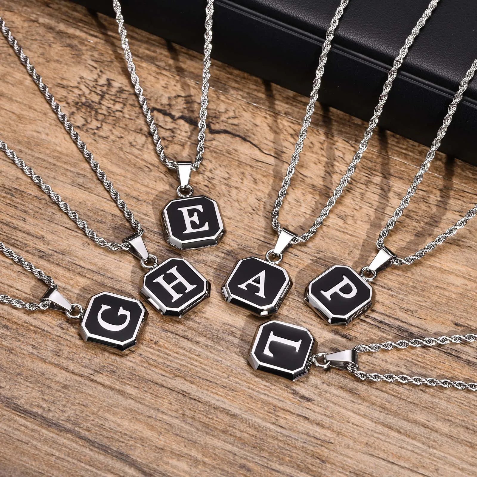 Colar Masculino com Letra Inicial - Estilo e Personalidade
