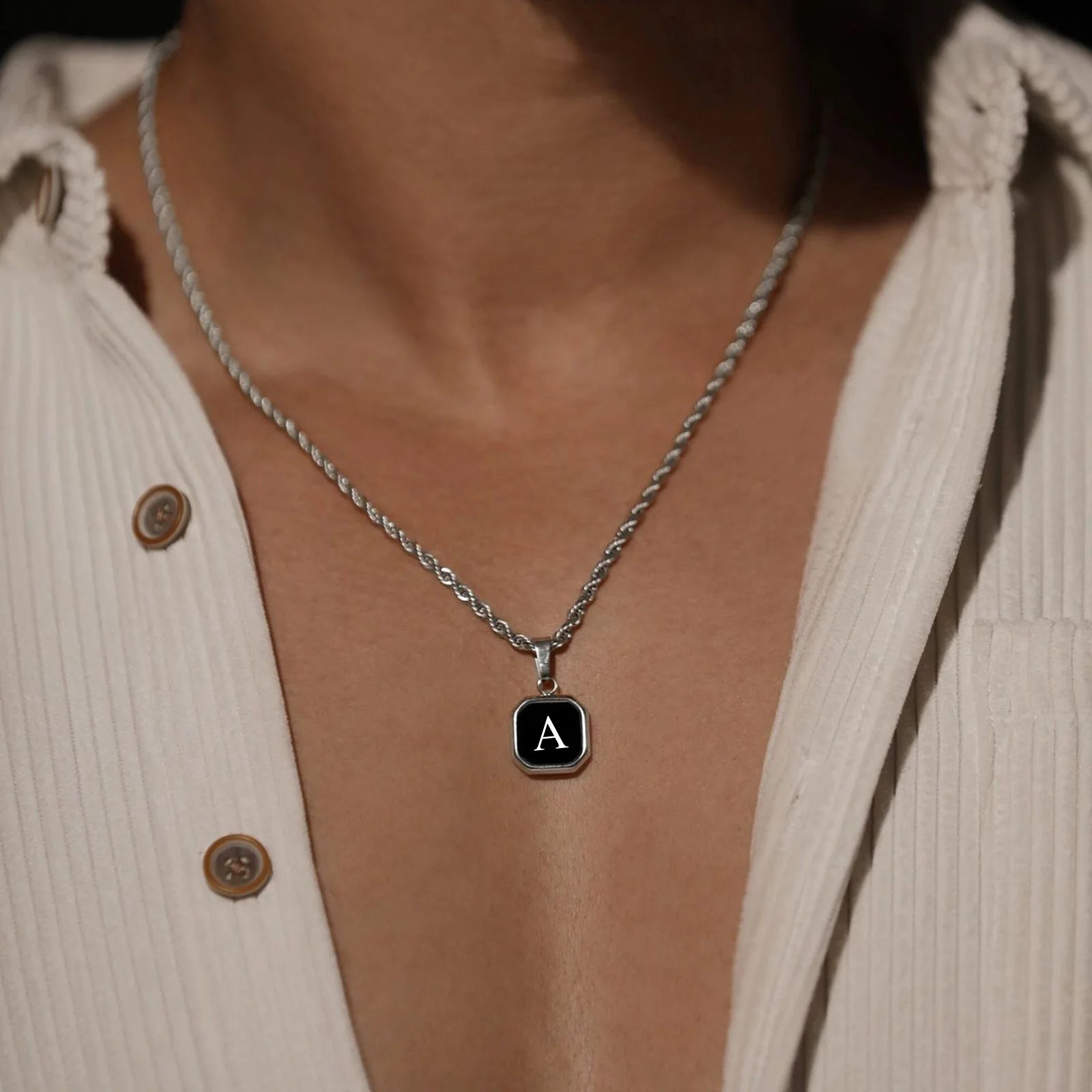 Colar Masculino com Letra Inicial - Estilo e Personalidade